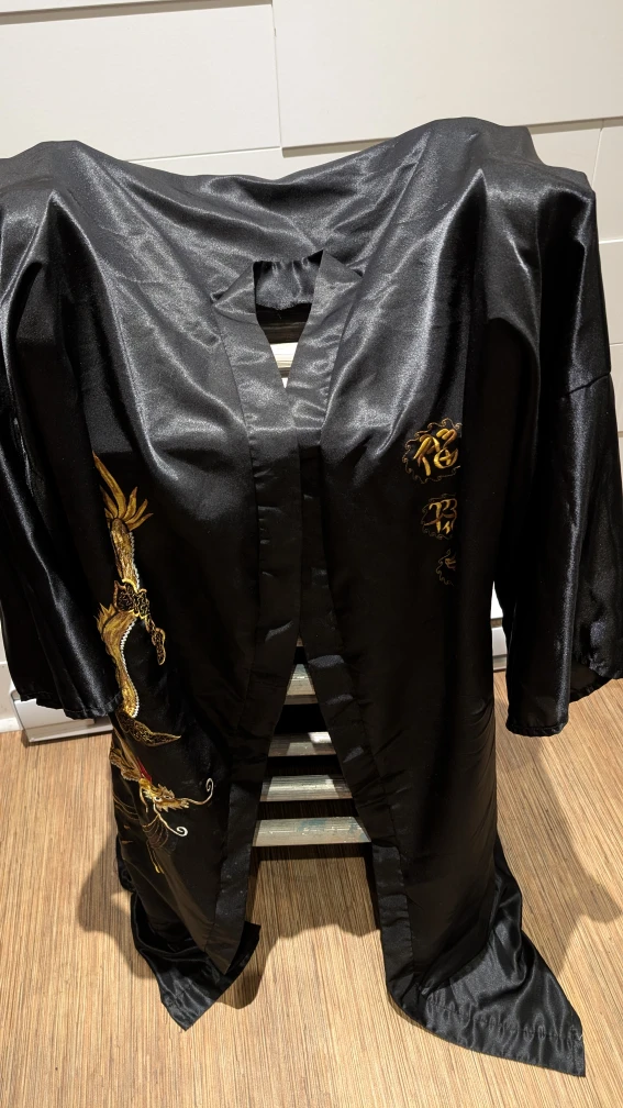 Kimono noir avec broderie de dragon
