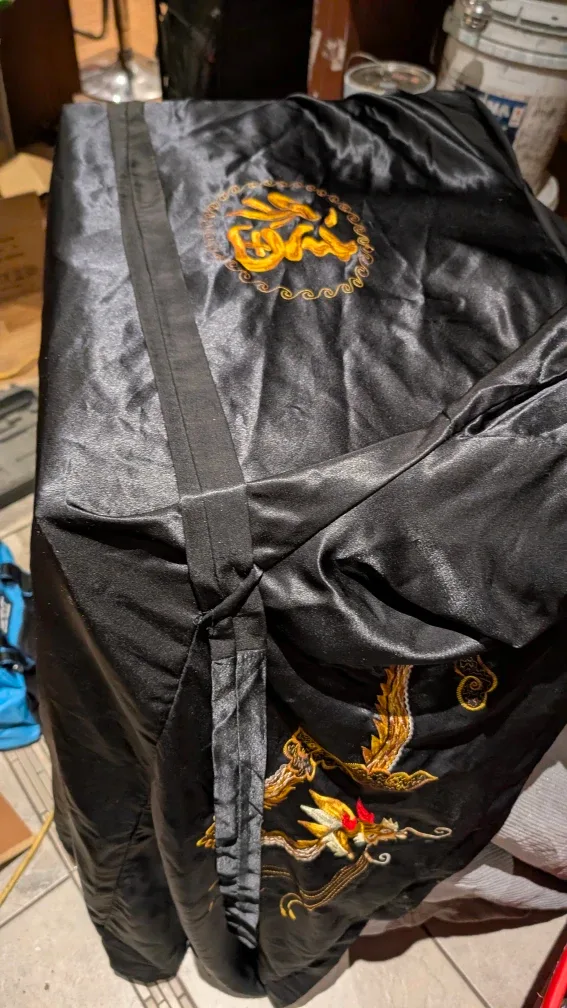 Kimono noir avec broderie de dragon image indicator(3)