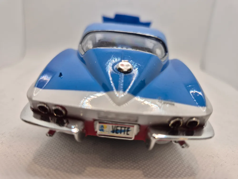 Chevrolet Corvette Sting Ray Plastic Model Car image indicator(3)