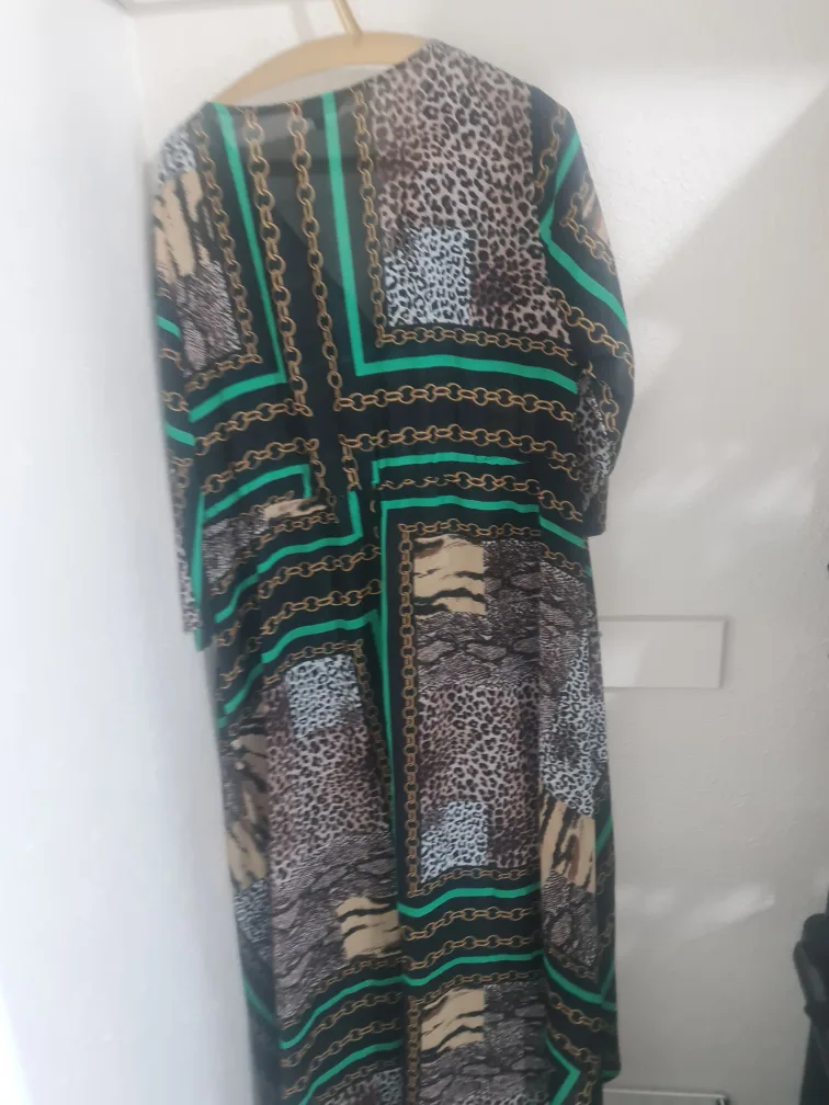 Pre-loved gowns size 16-18 image indicator(8)