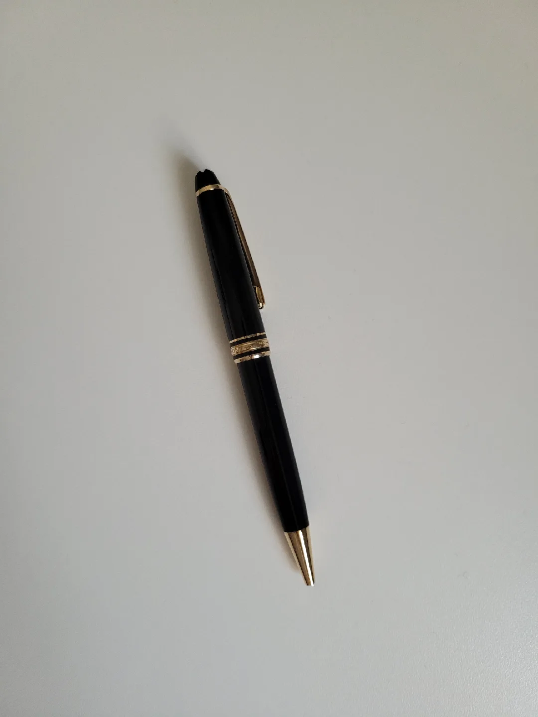 Montblanc Meisterstück Classique Ballpoint Pen image indicator(3)