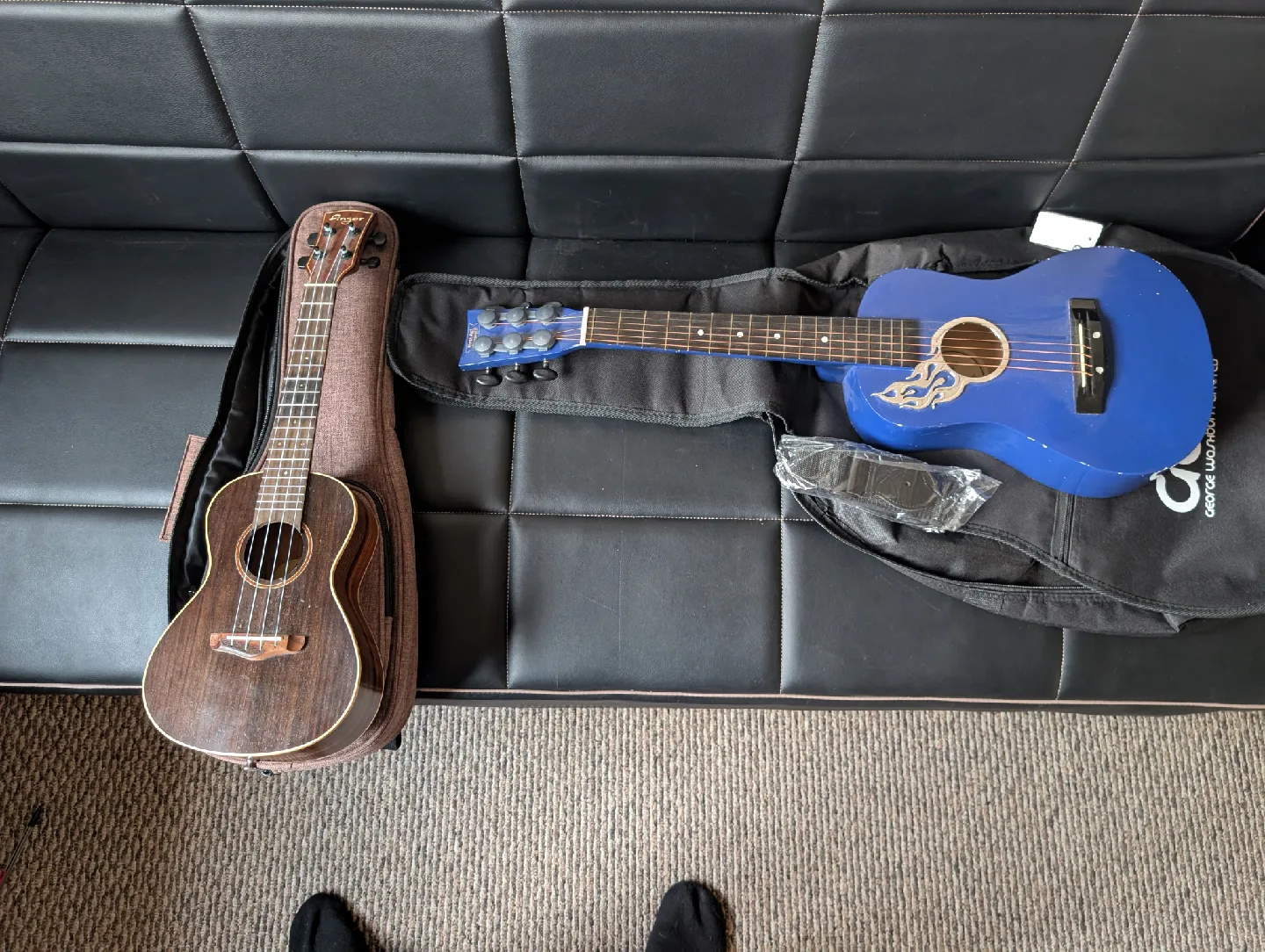 2 ukuleles and a violin all have cases 510$ for all or obo