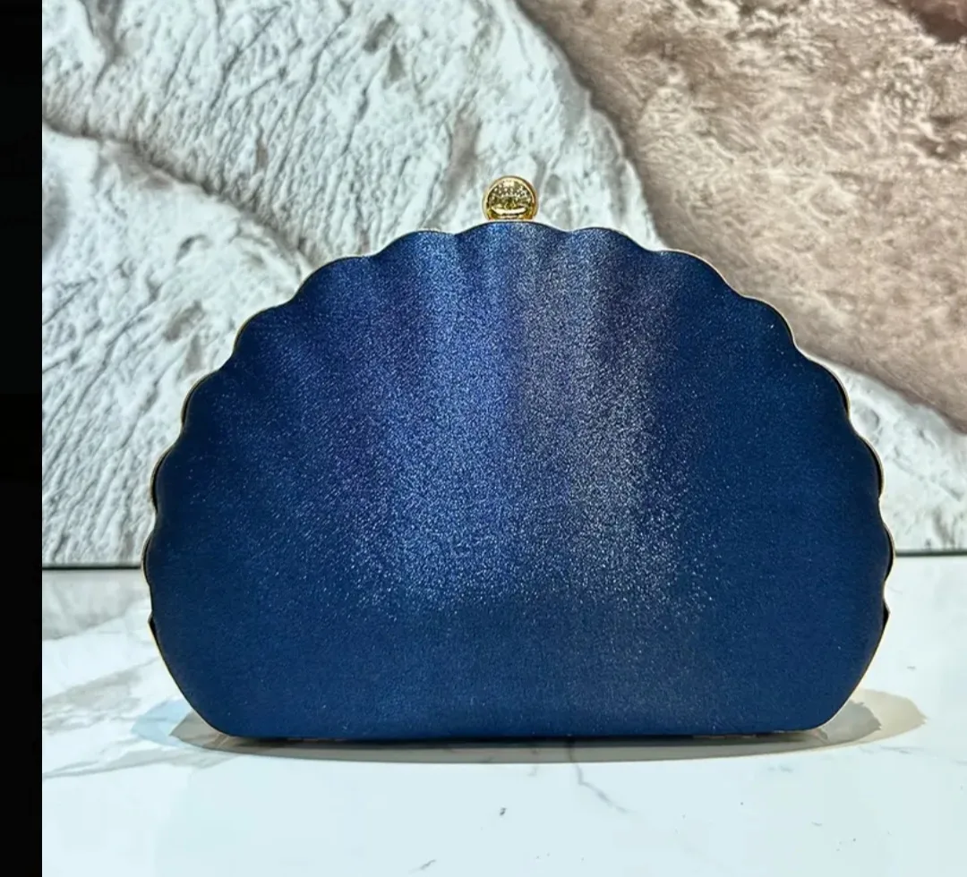 BRAND NEW stunningly beautiful Sequin Peacock Chain bag �💚 image indicator(8)