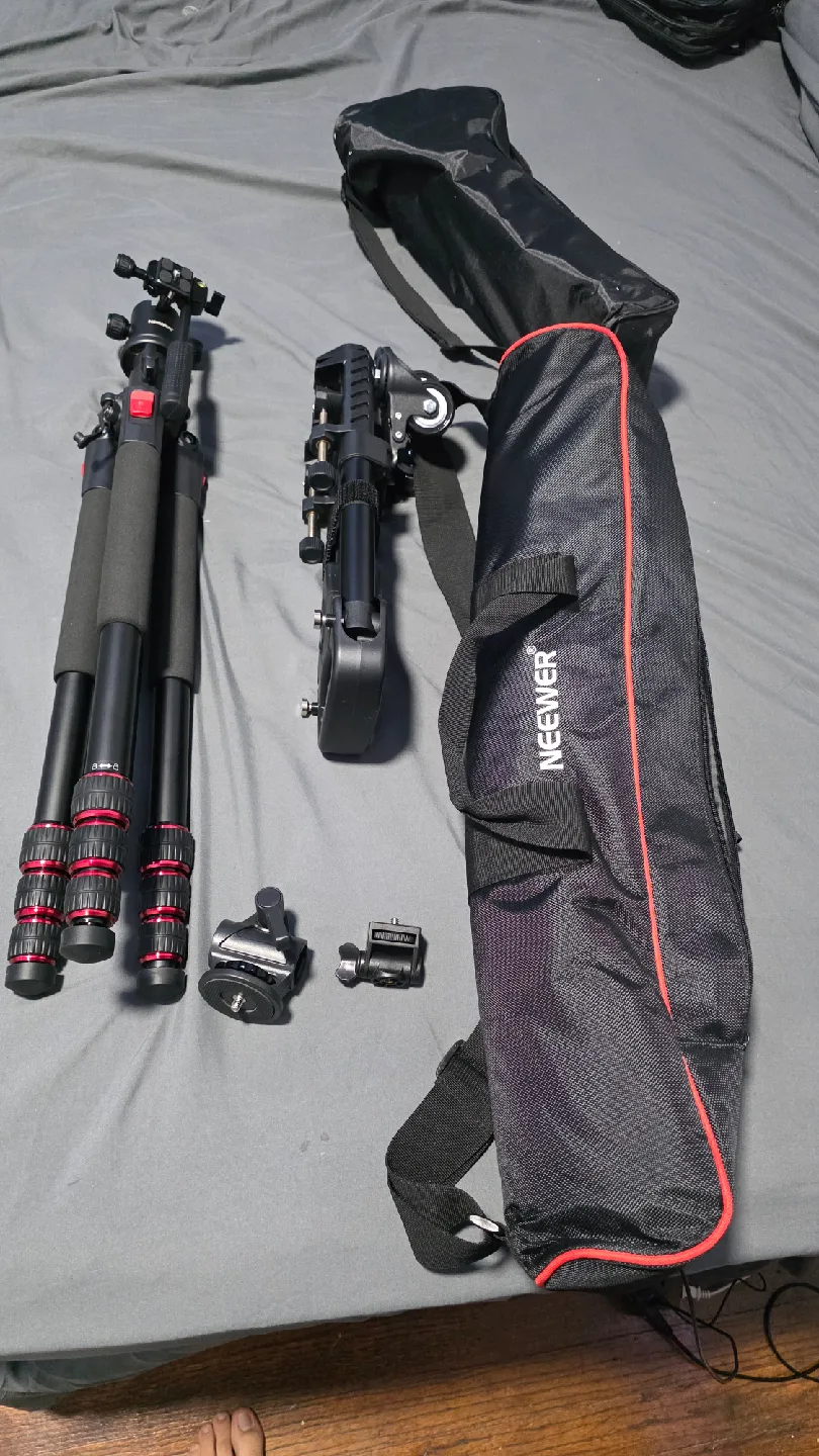 Neewer Tripod with Carrying Bag image indicator(2)