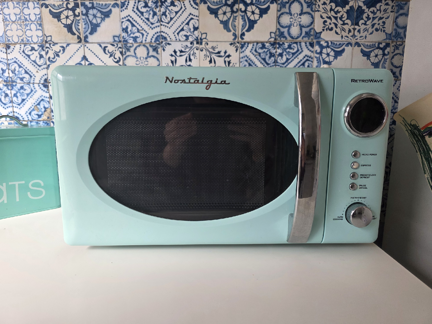 Nostalgia RetroWave Microwave - Aqua Blue