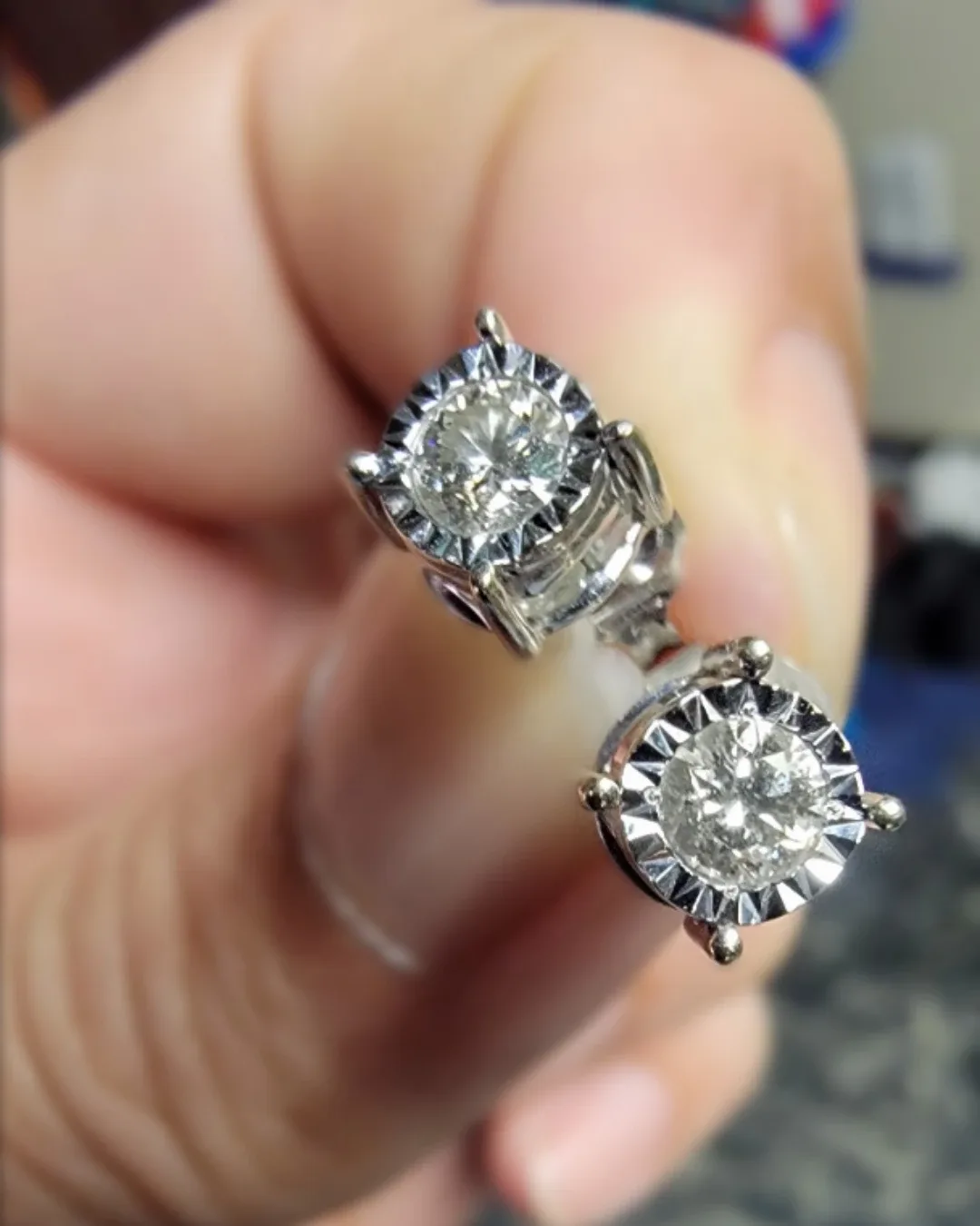 Diamond Stud Earrings image indicator(2)