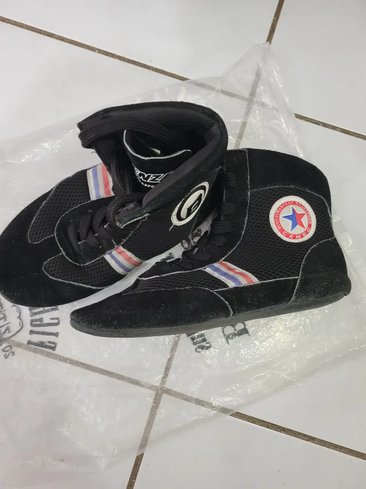 Wrestling shoes/boots, lightly used. Size 6.5 - 7 image indicator(2)