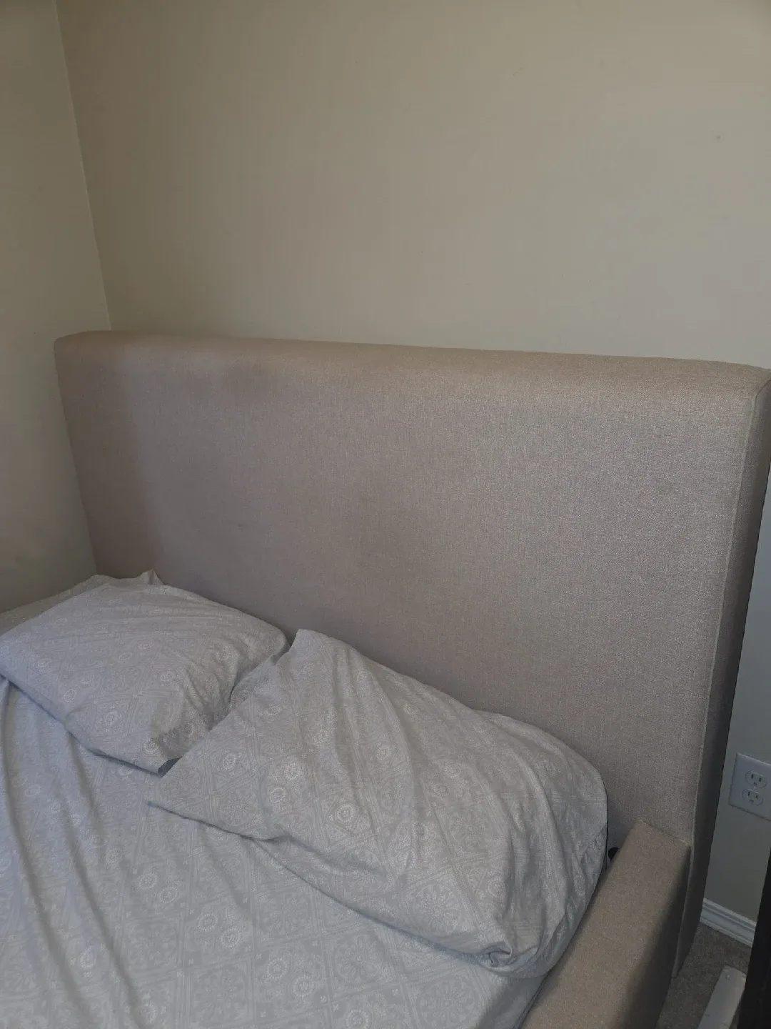 Upholstered Platform Queen size bed frame image indicator(3)