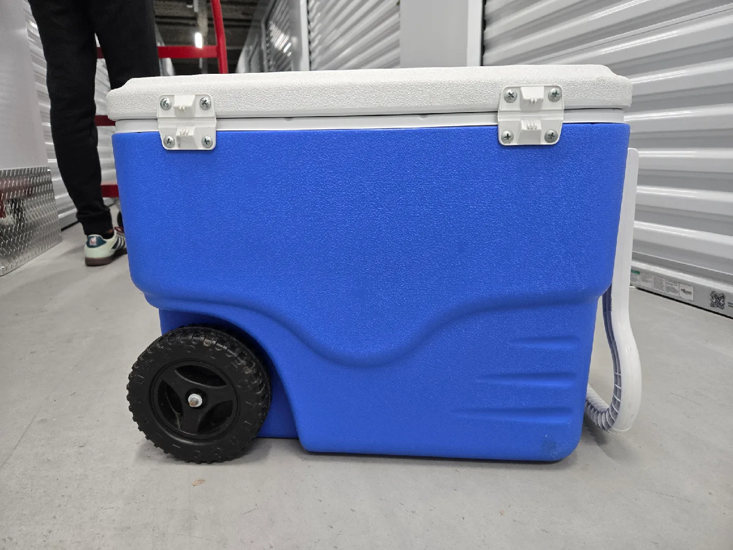 Coleman Wheeled Cooler - Blue & White