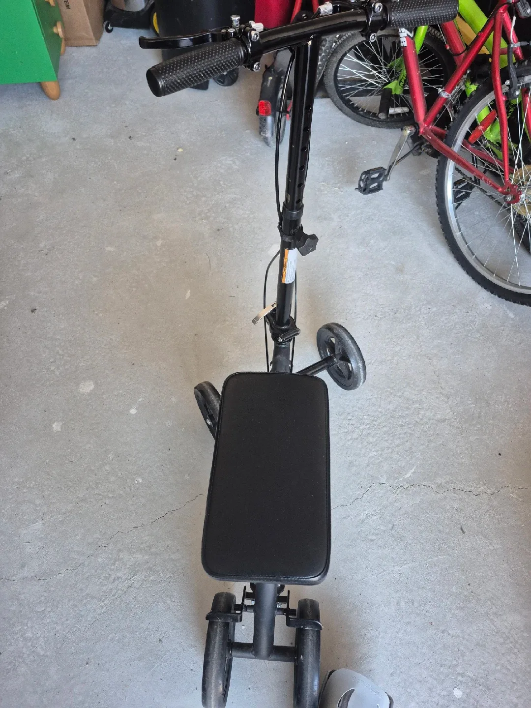 KneeRover Knee Walker - Black image indicator(3)