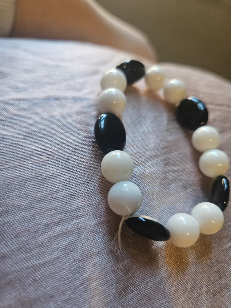 Black & White Beaded Bracelet image indicator(3)