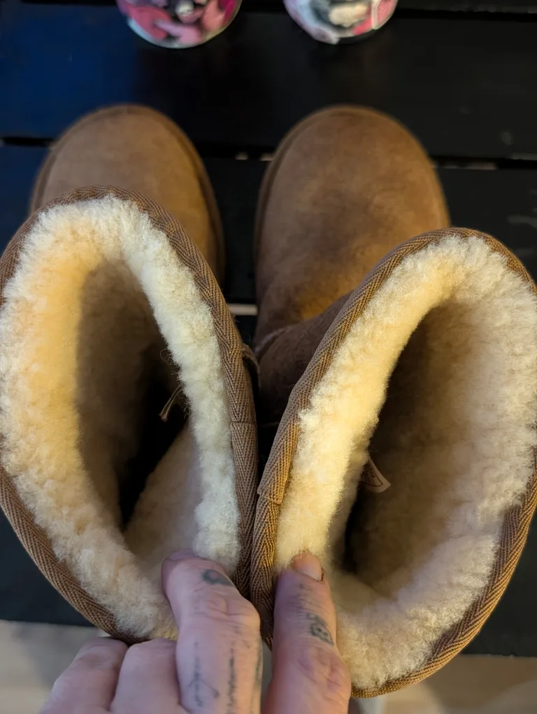 UGG Classic Short Boots - Size 6 image indicator(2)