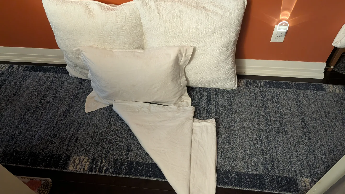 IKEA Twin Duvet Cover w/Pillow/Cover, 2 Throw Pillows thumbnail