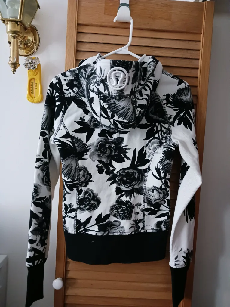 Lululemon Athletica Floral Hoodie - Size 4 image indicator(3)