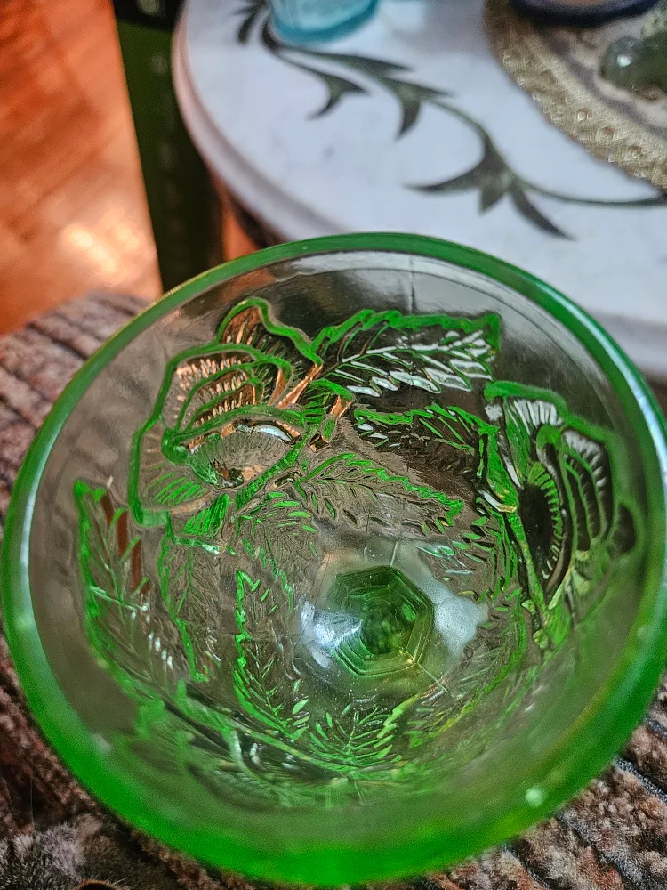 VTG Madonna  Inn Green Uranium  Gablet image indicator(4)