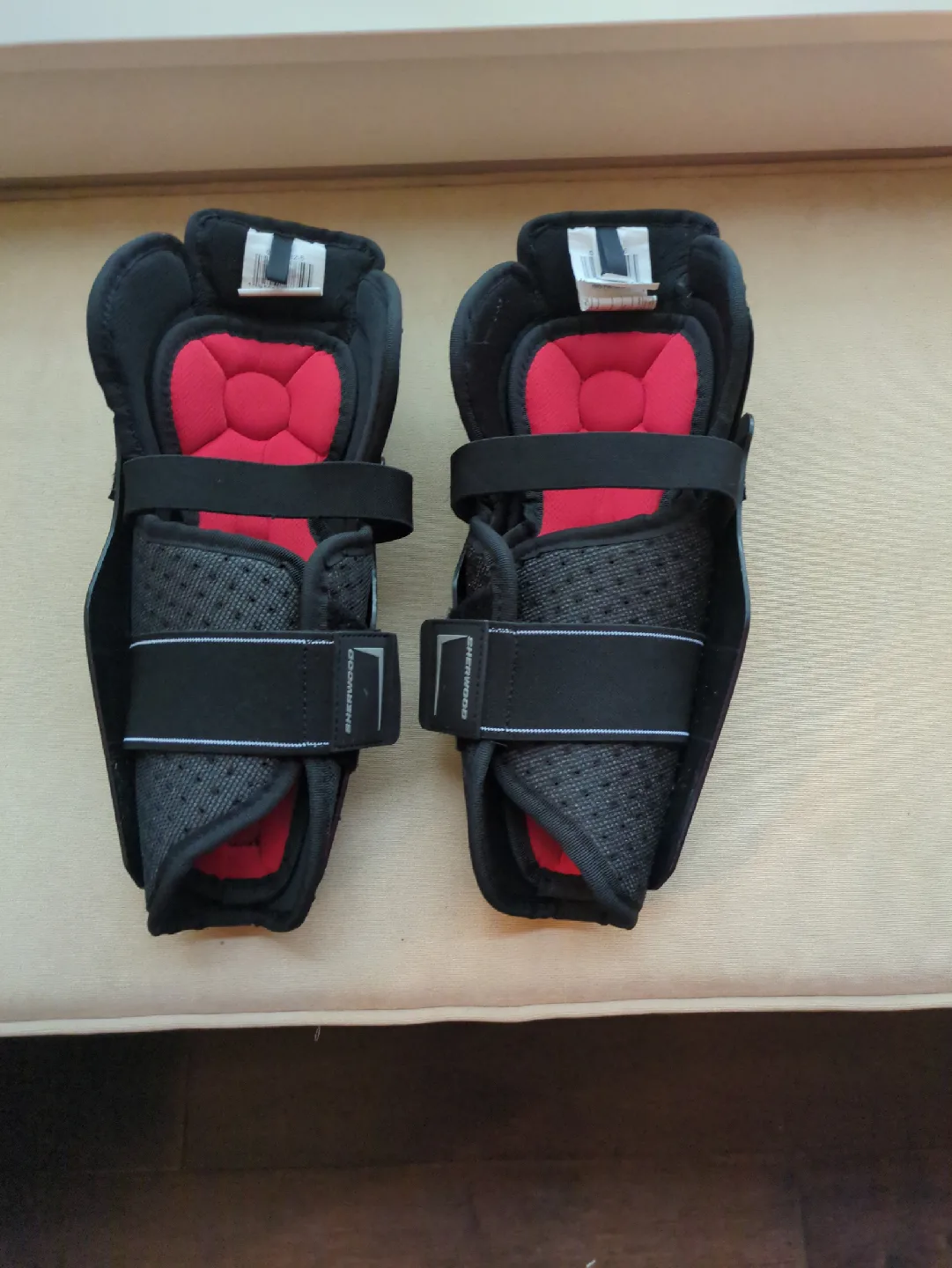 Sherwood M65 Hockey Shin Pads - Size 10in image indicator(2)