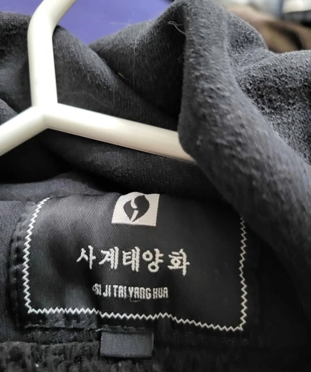 SI JI TAI YANG HUA Black Coat image indicator(3)