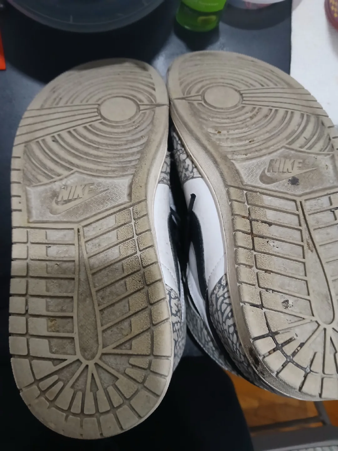 Air Jordan 1 Retro High White Cement Size 10 image indicator(2)