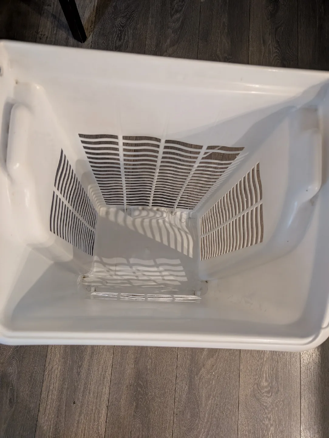White Plastic Laundry Basket image indicator(2)