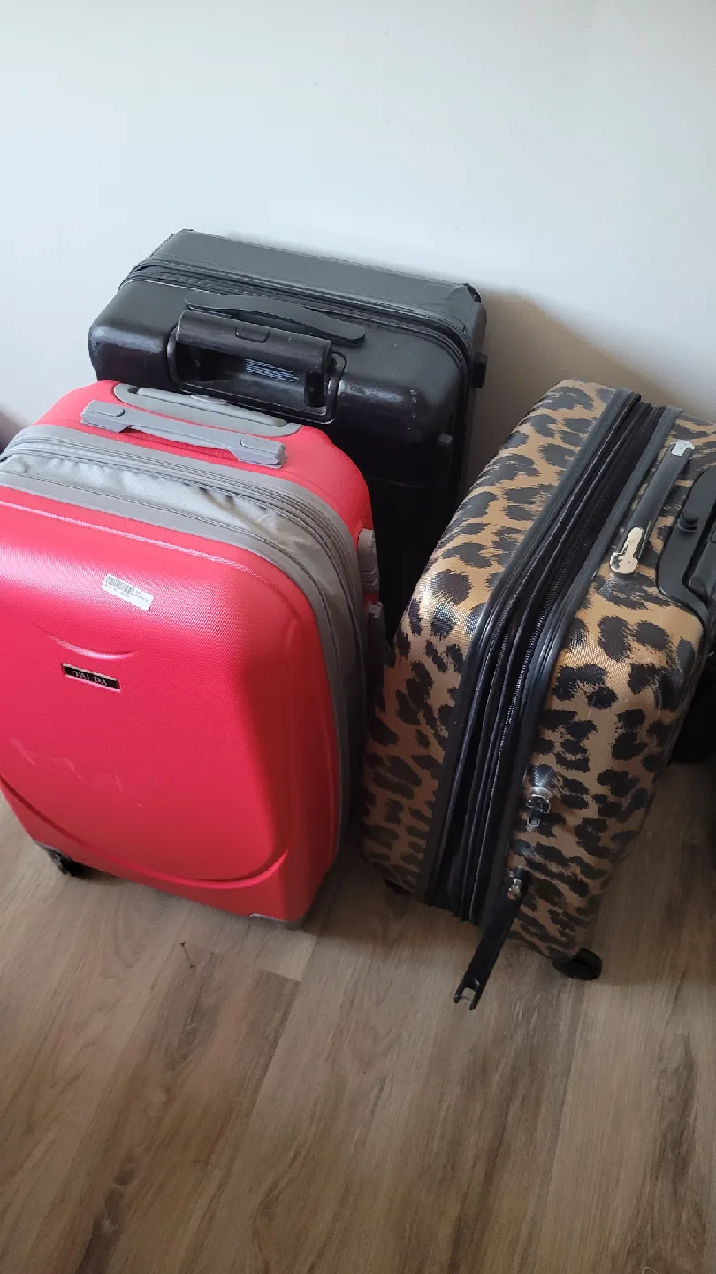 Three Used Suitcases 23 km image indicator(2)