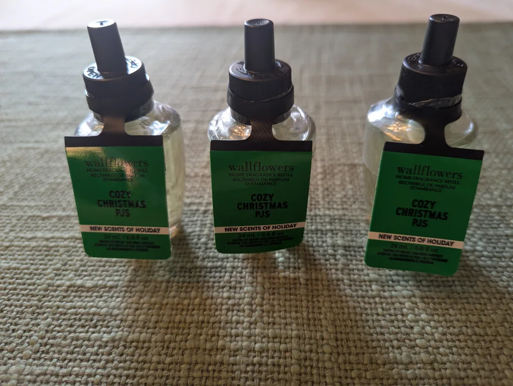 Wallflowers Cozy Christmas PJs Refills image indicator(3)
