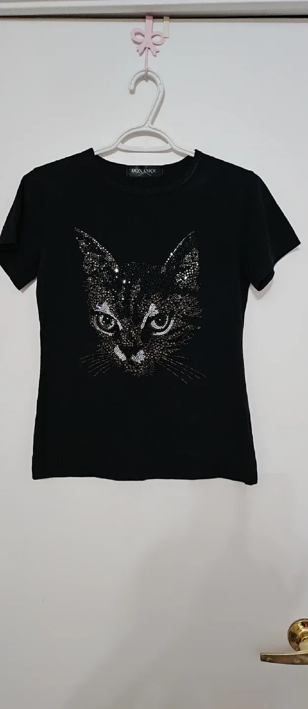 DONAMOI Black T-shirt with Cat Design thumbnail