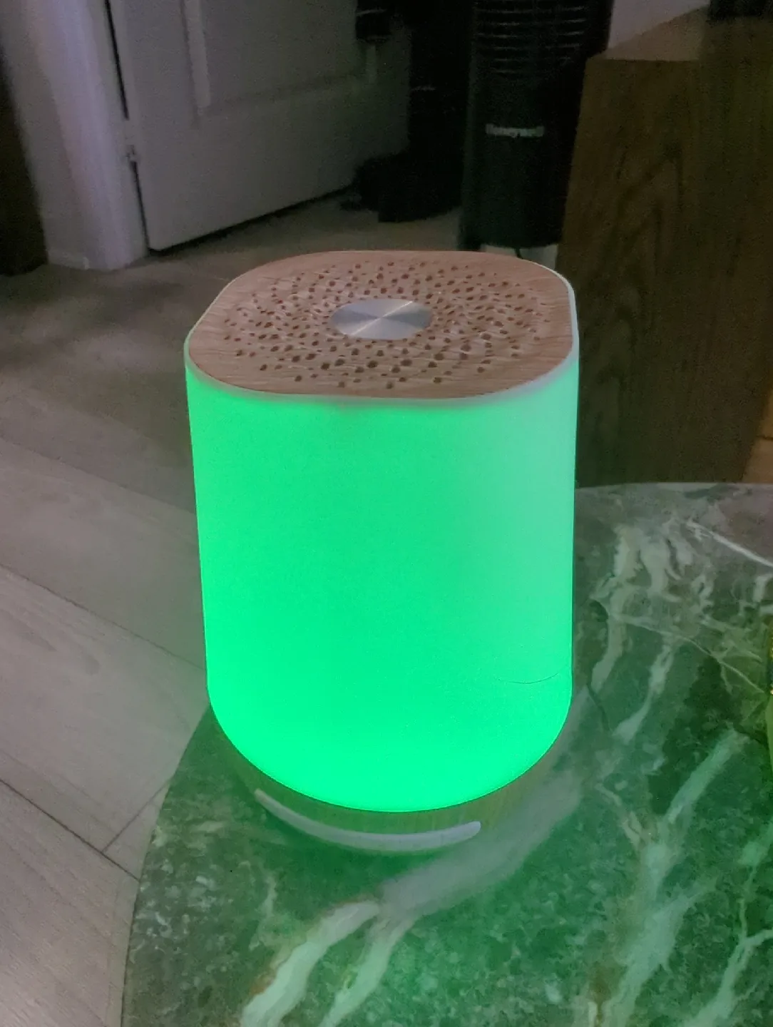 momcozy White Noise Machine image indicator(2)