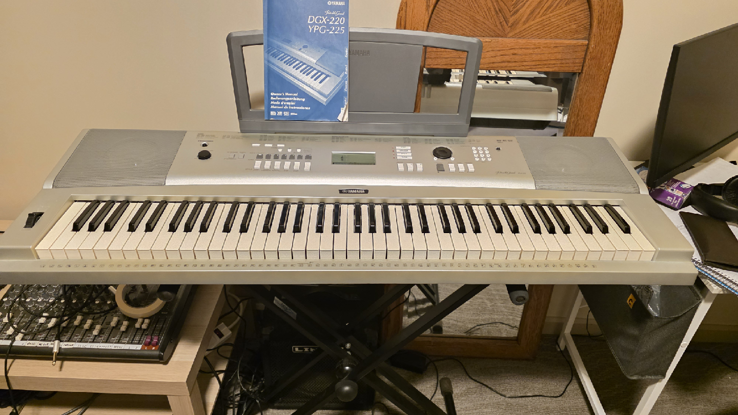 Yamaha Portable Grand DGX-220 Keyboard