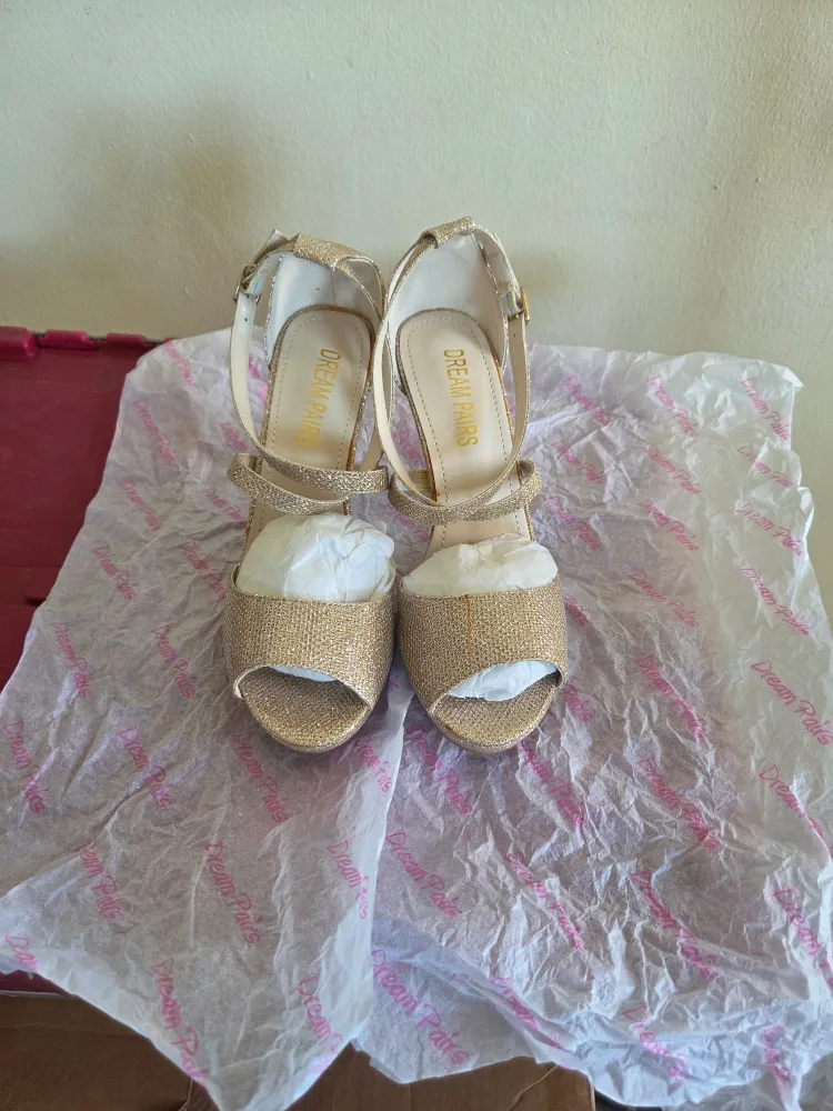 Dream Pairs Gold Heels - Size 6 image indicator(2)