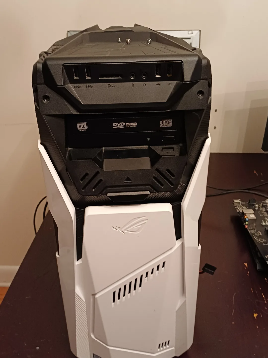 ASUS ROG Gaming PC Case - White image indicator(3)