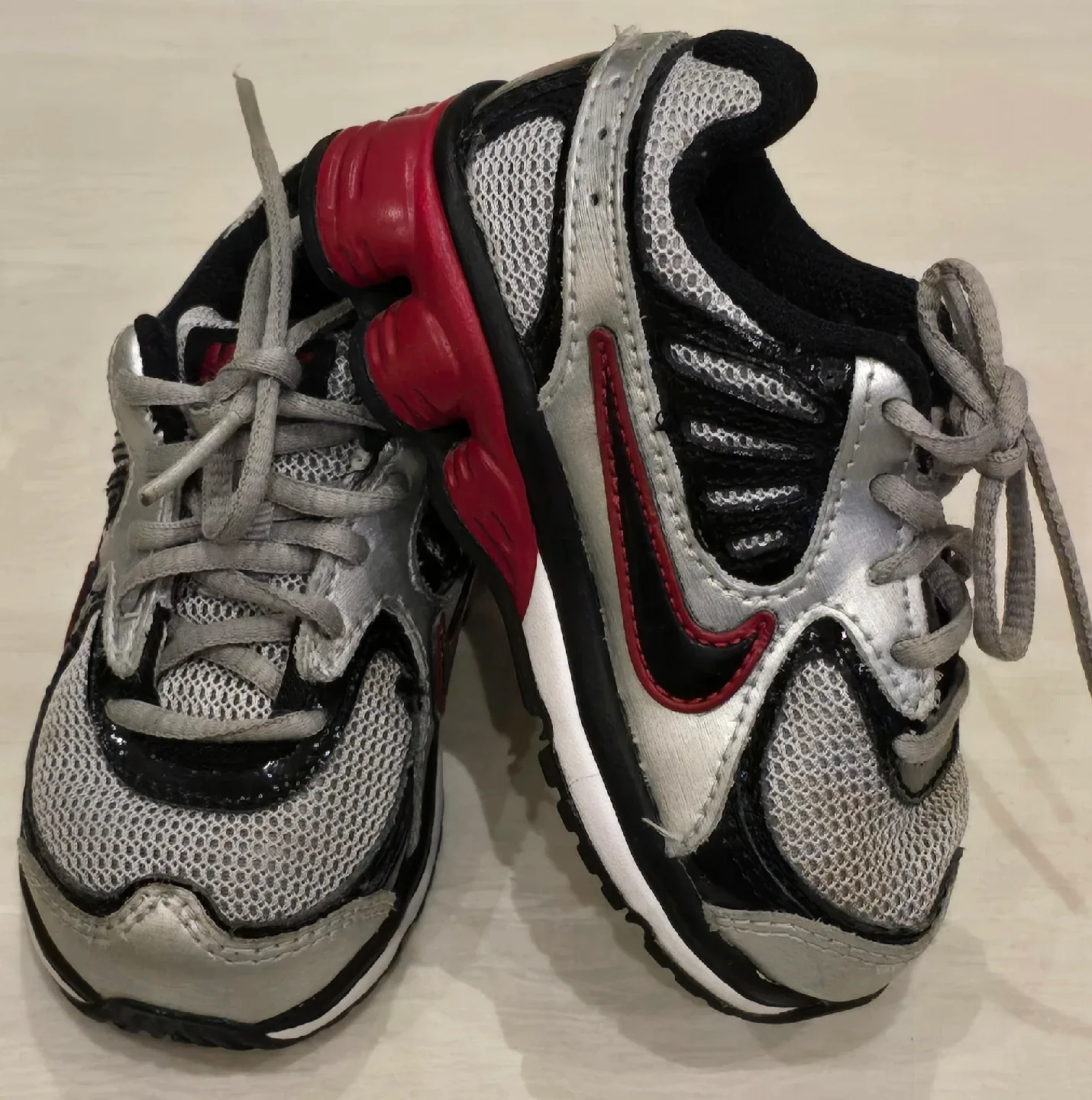 Cute Little Nike Kids Running Shoes! - Size 6 thumbnail