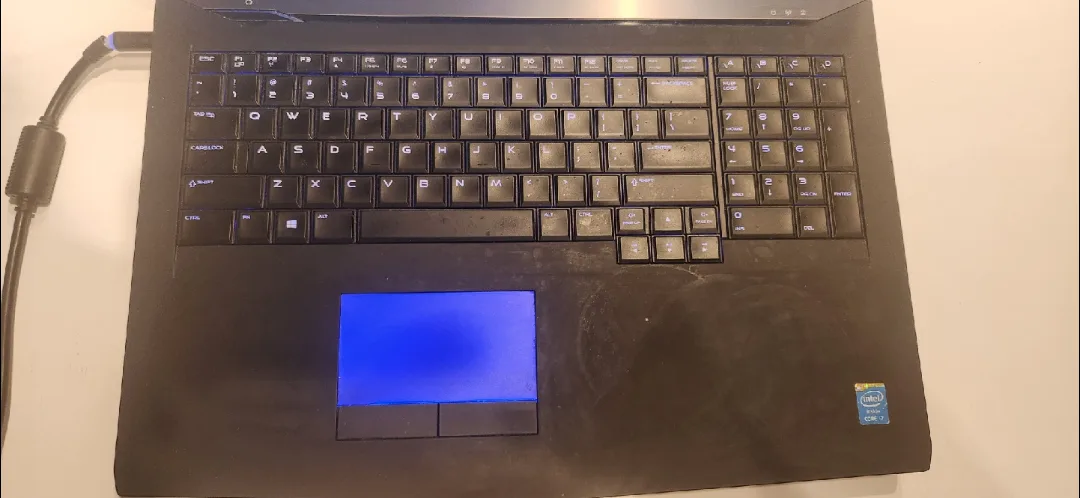 Alienware 17 Gaming Laptop image indicator(6)