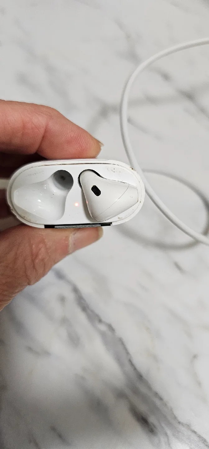 Used Apple AirPods 2nd Generation - White thumbnail