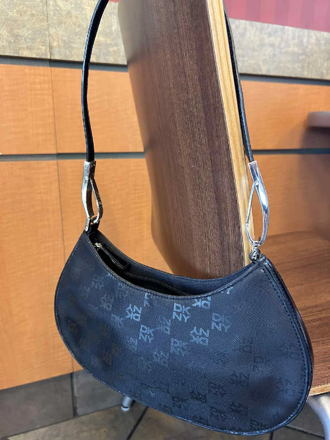 DKNY Black Shoulder Bag/free delivery thumbnail