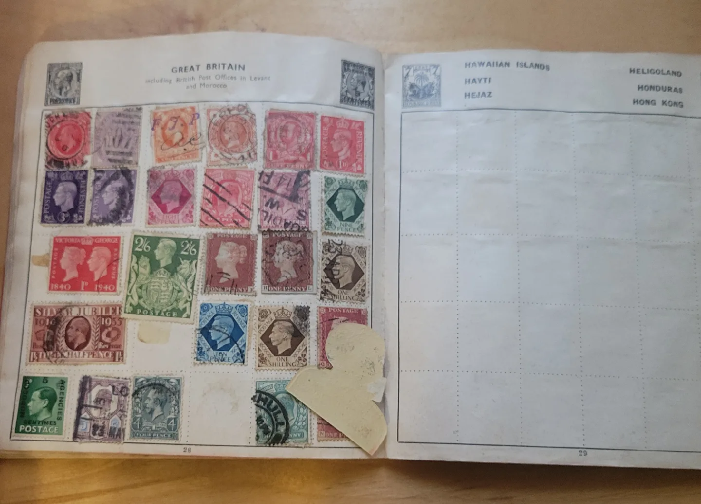 Sixpenny Red Album - Postage Stamps of the World image indicator(4)