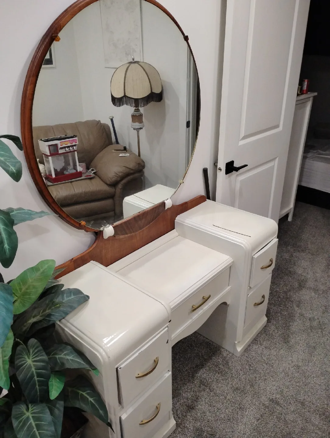 Vintage Vanity Desk with Drawers image indicator(2)