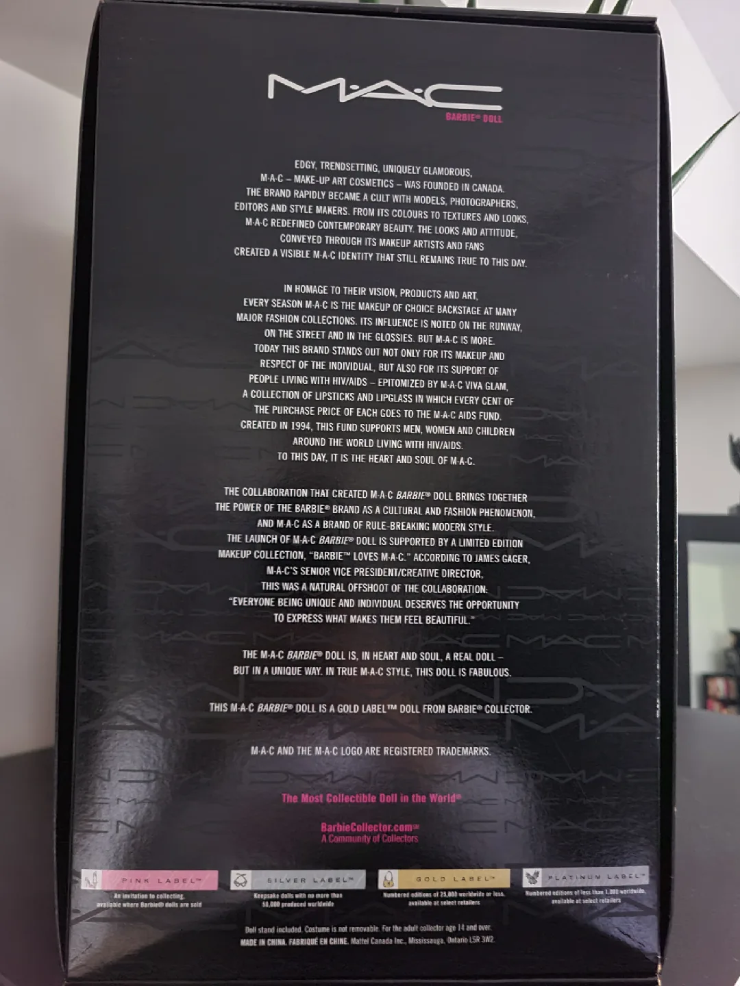 MAC Barbie Doll Collector Edition image indicator(2)