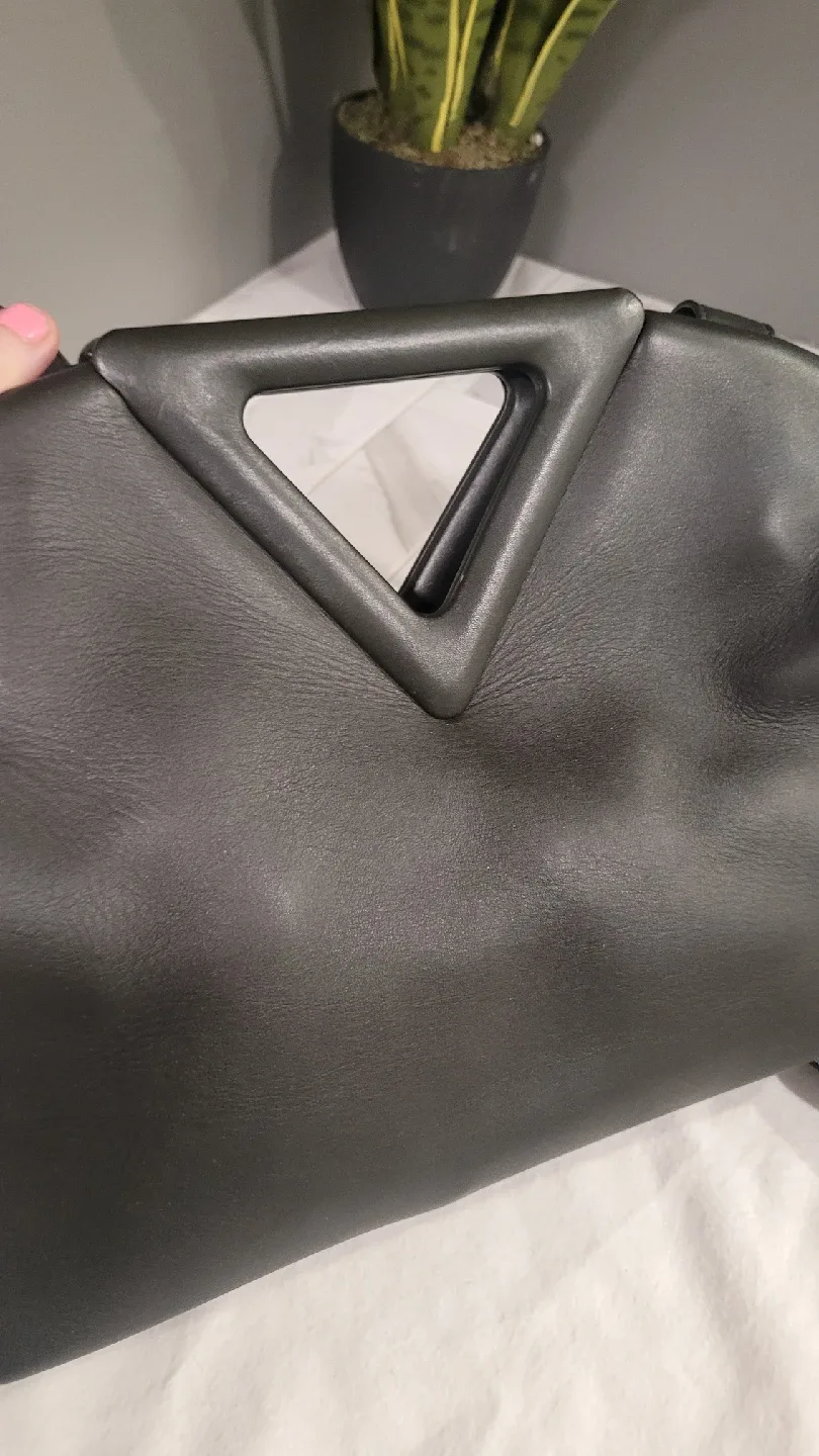 Authentic Bottega Veneta triangle bag image indicator(8)