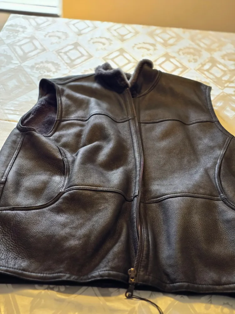 Leather Vest with Fur Collar - Black image indicator(2)