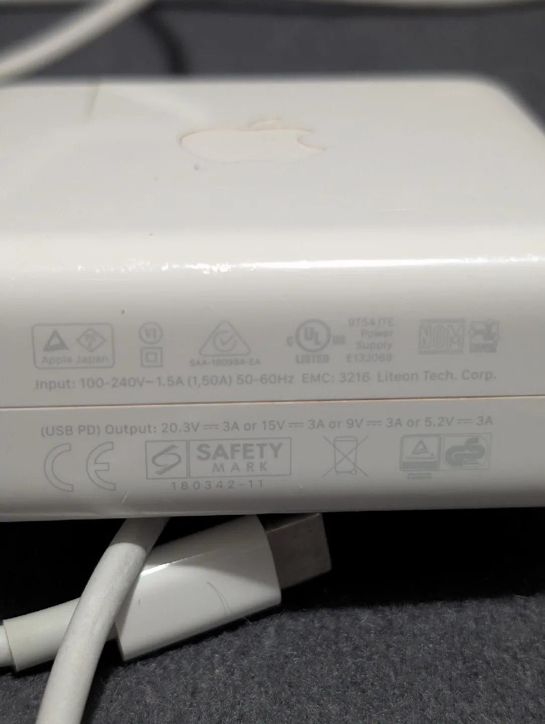 Apple 61W USB-C Power Adapter Model A1947 image indicator(2)