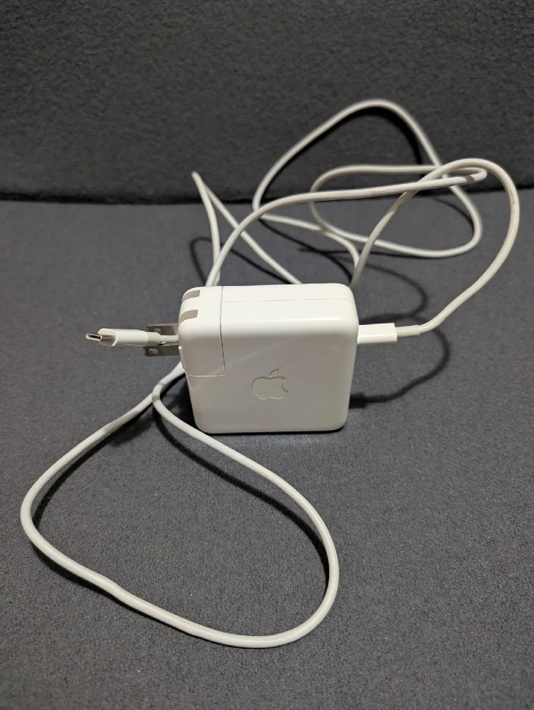Apple 61W USB-C Power Adapter Model A1947 image indicator(5)