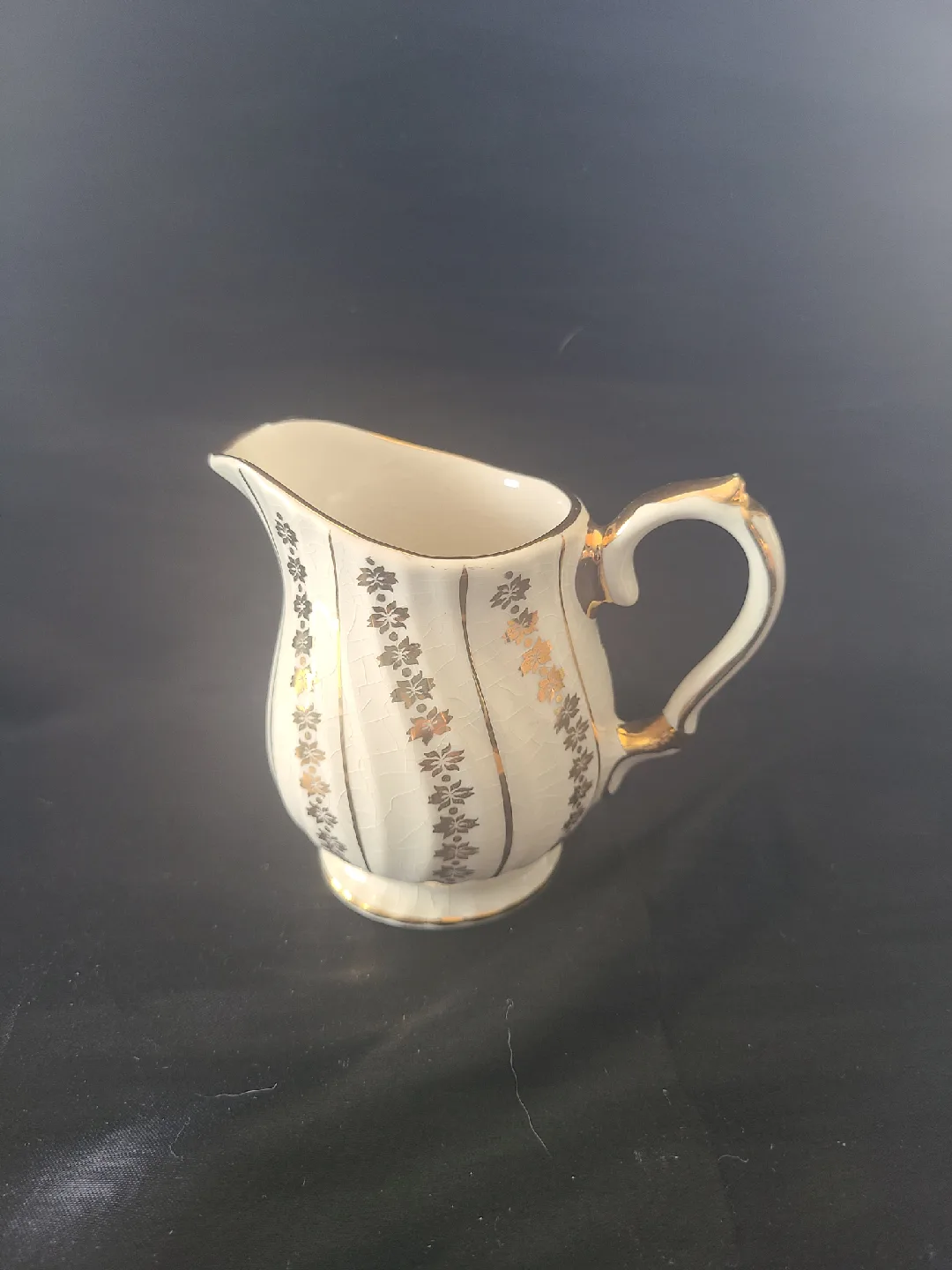 Vintage Sadler Tea Set - Teapot, Creamer, Sugar Bowl image indicator(4)