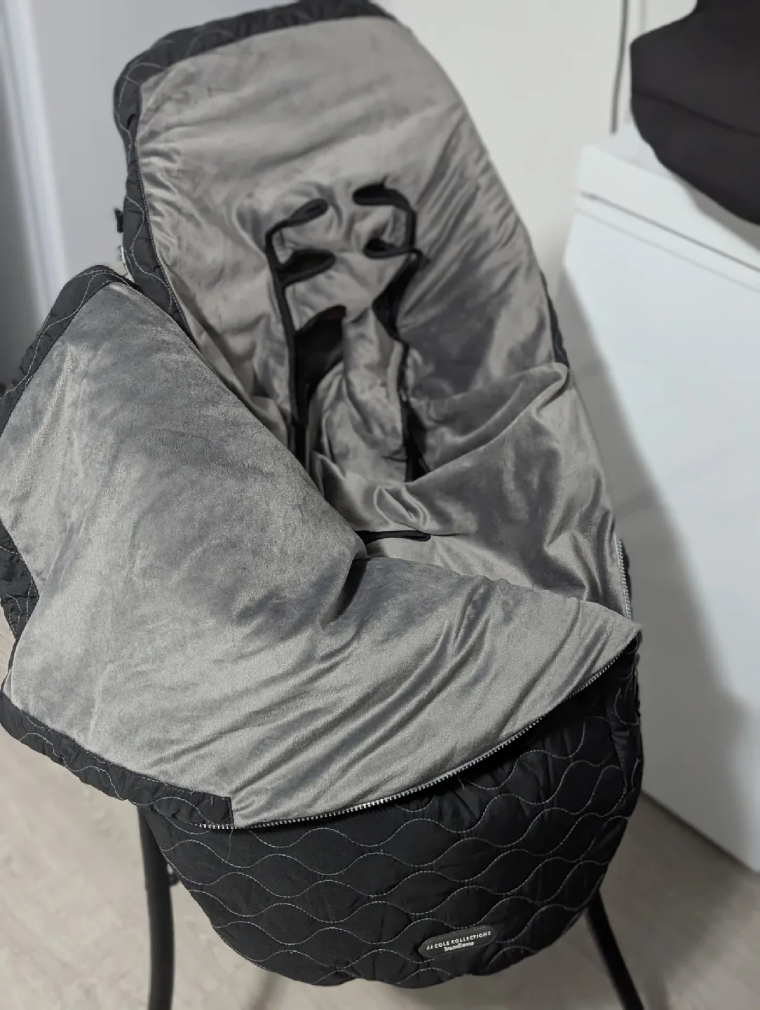 JJ Cole Bundleme Car Seat Cover - Black and Rain cover image indicator(3)