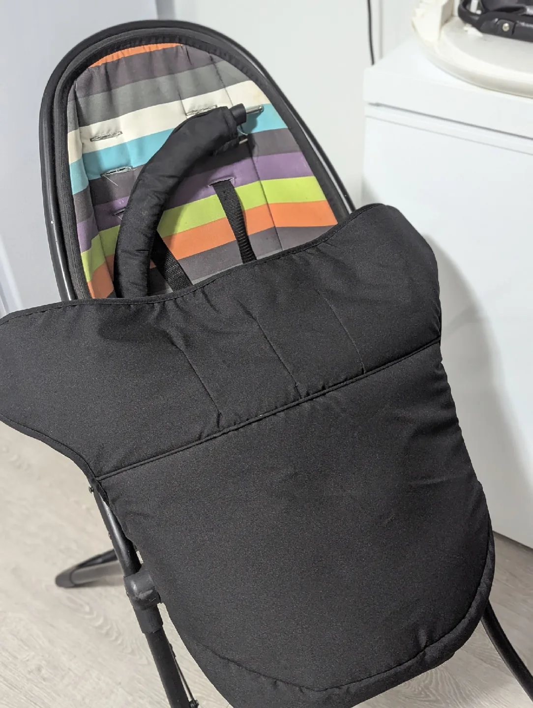 JJ Cole Bundleme Car Seat Cover - Black and Rain cover image indicator(5)