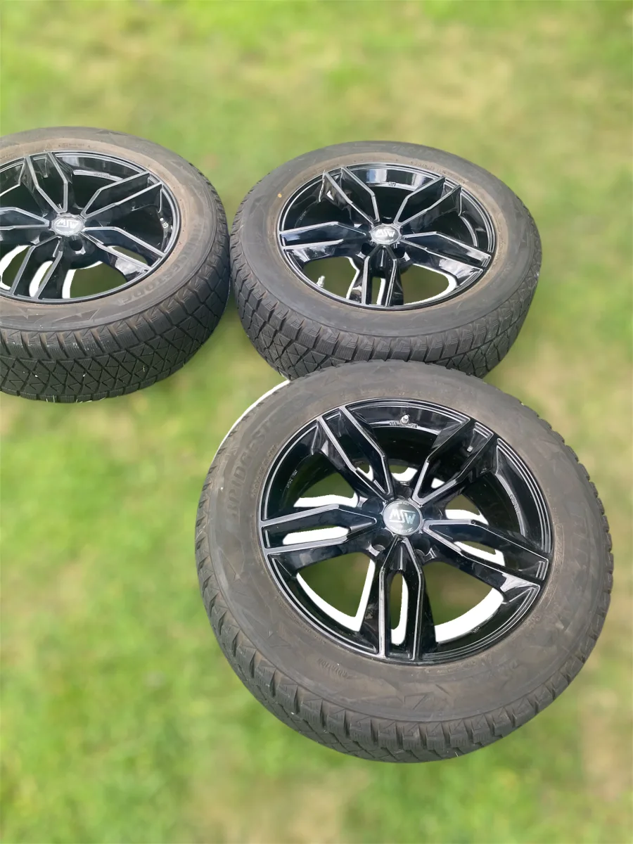 Set of 4 Black Alloy Wheels image indicator(5)