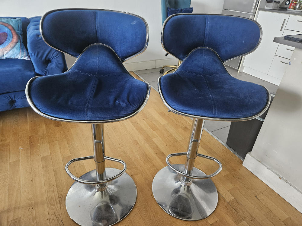 Blue Velvet Chesterfield Style Sofa &2 Bar Stool - photo 4