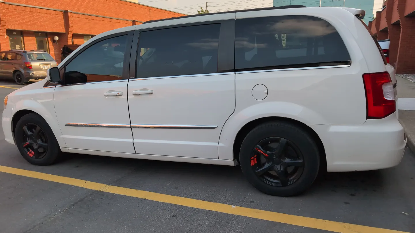 White Chrysler Town & Country Minivan image indicator(5)