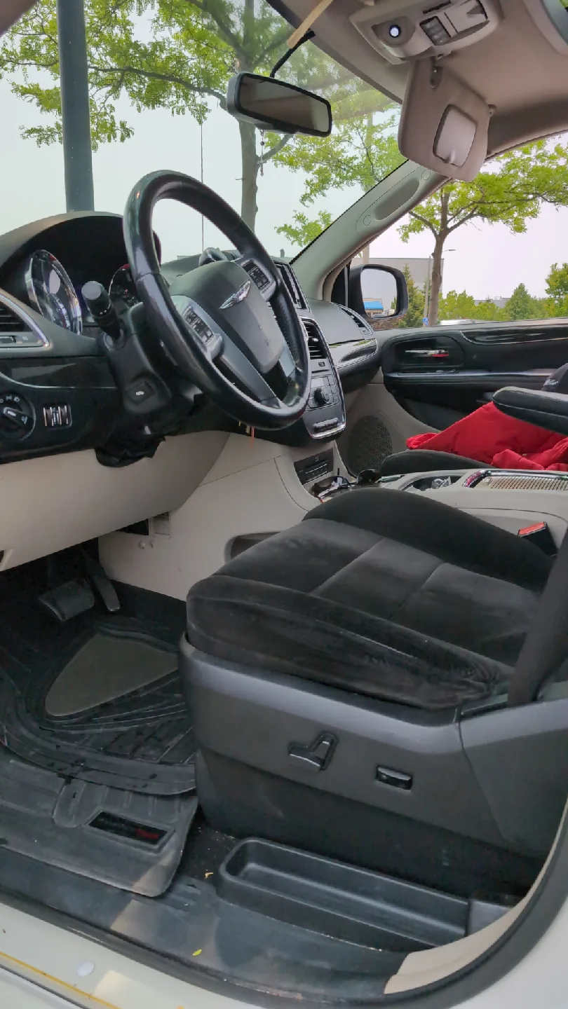 White Chrysler Town & Country Minivan image indicator(6)