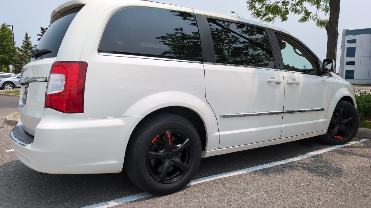 White Chrysler Town & Country Minivan image indicator(10)