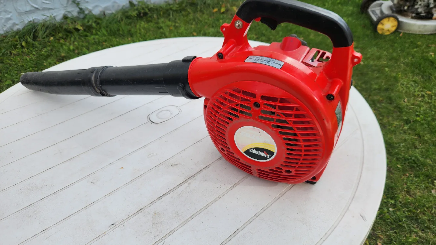 Shindaiwa Red Gas Leaf Blower thumbnail